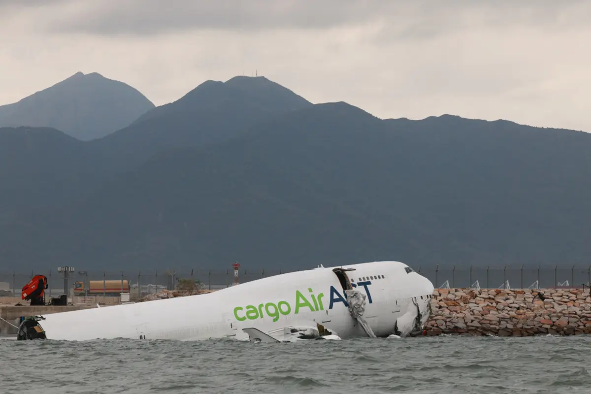 Imagem de contexto do artigo Hong Kong: avião de carga sai da pista do aeroporto, cai no mar e faz dois mortos