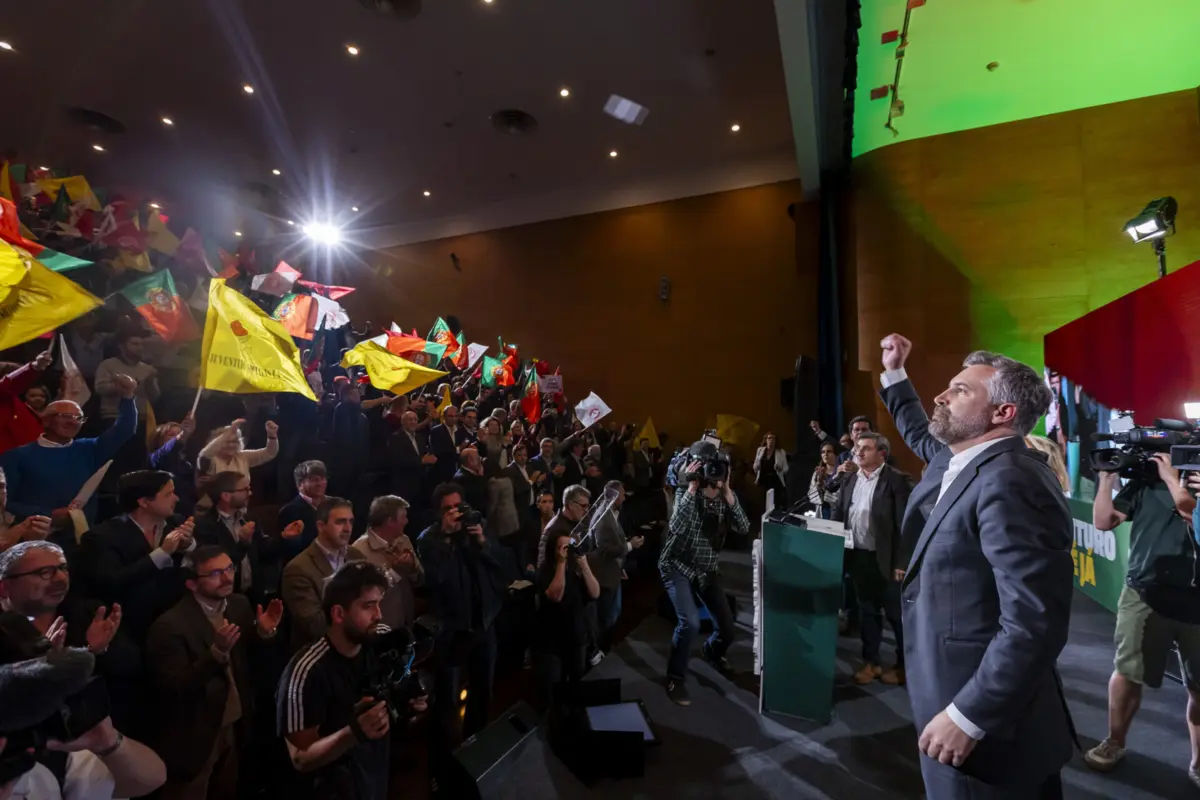 “O PS não precisa, como a AD, de pôr uma máscara para enganar os pensionistas", diz Pedro Nuno