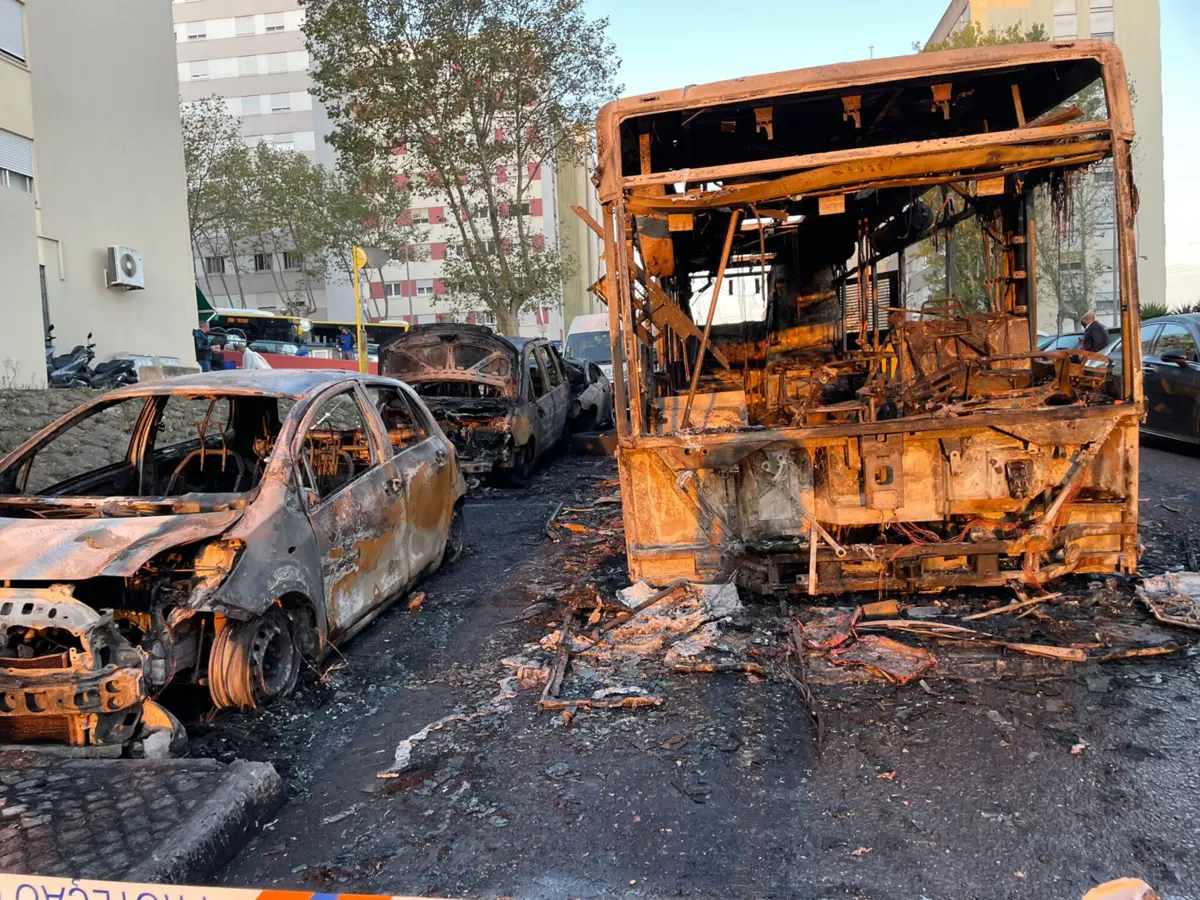 Imagem de contexto do artigo Tumultos na Grande Lisboa. Dois suspeitos ficam em prisão preventiva após incêndio em autocarro