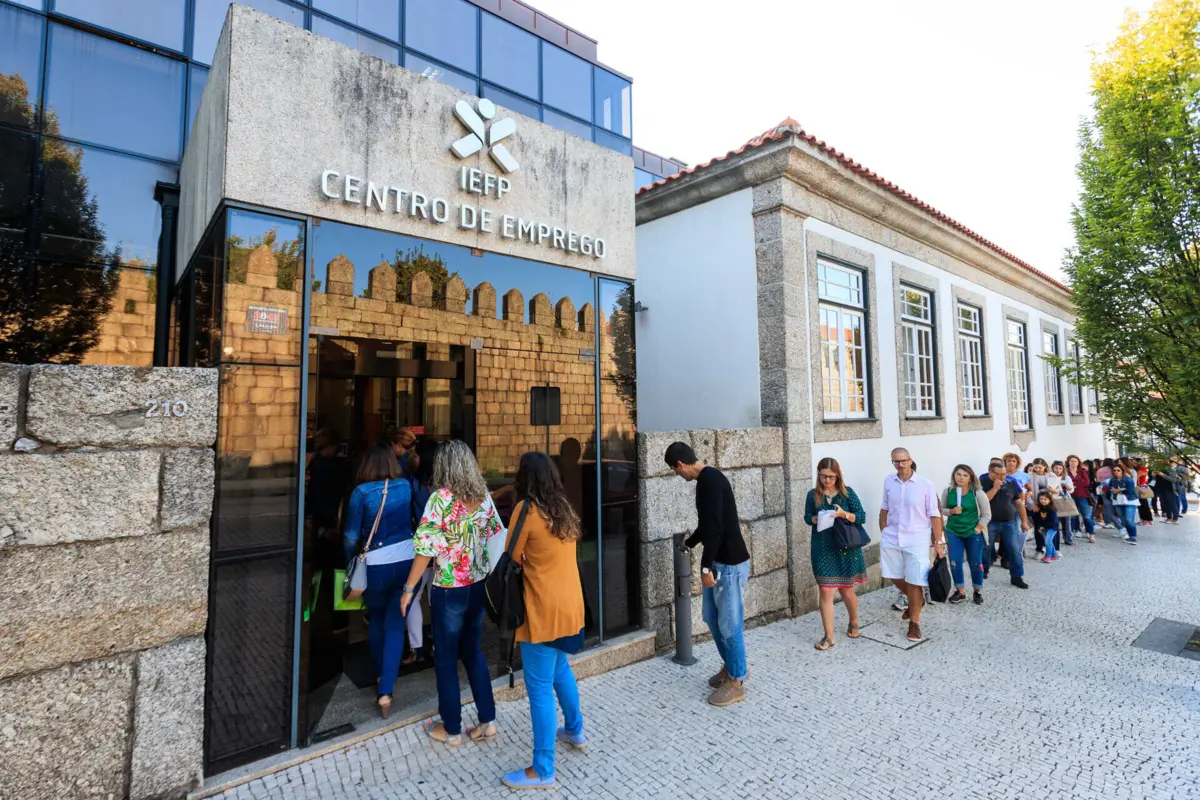 Imagem de contexto do artigo Desemprego sobe para 6,7% em novembro. É o valor mais alto desde outubro de 2023