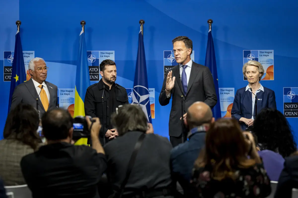 Da esquerda para a direita: António Costa, Volodymyr Zelensky, Mark Rutte e Ursula von der Leyen