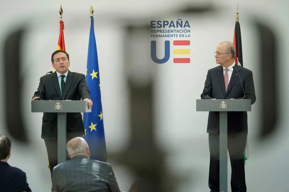 O ministro dos Negócios Estrangeiros de Espanha, José Manuel Albares, em conferência de imprensa conjunta com o primeiro-ministro da Autoridade Palestiniana, Mohammad Mustafa