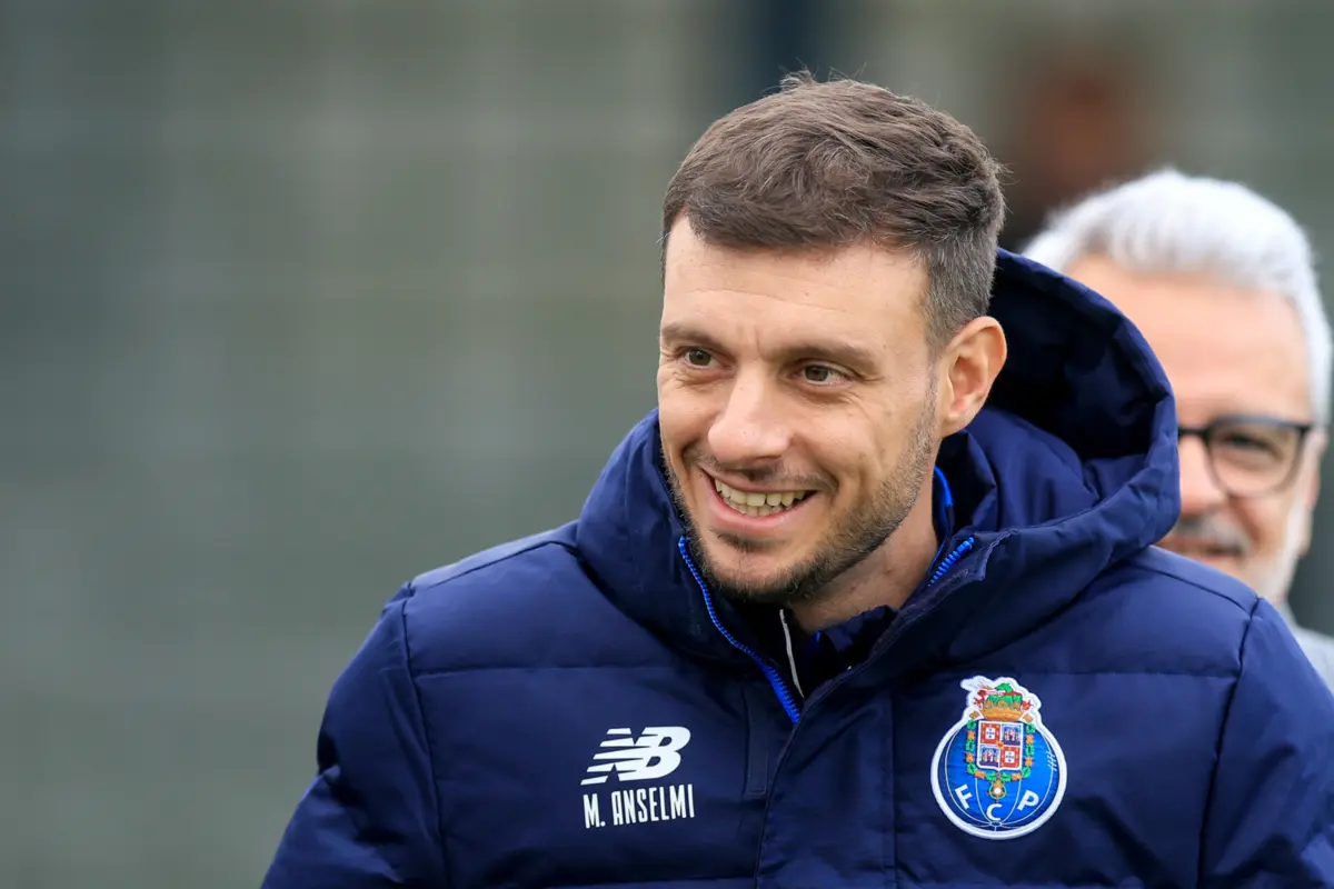 Imagem de contexto do artigo Anselmi é o treinador mais próximo de ser despedido. Benfica surge com ligeiro favoritismo na corrida ao título