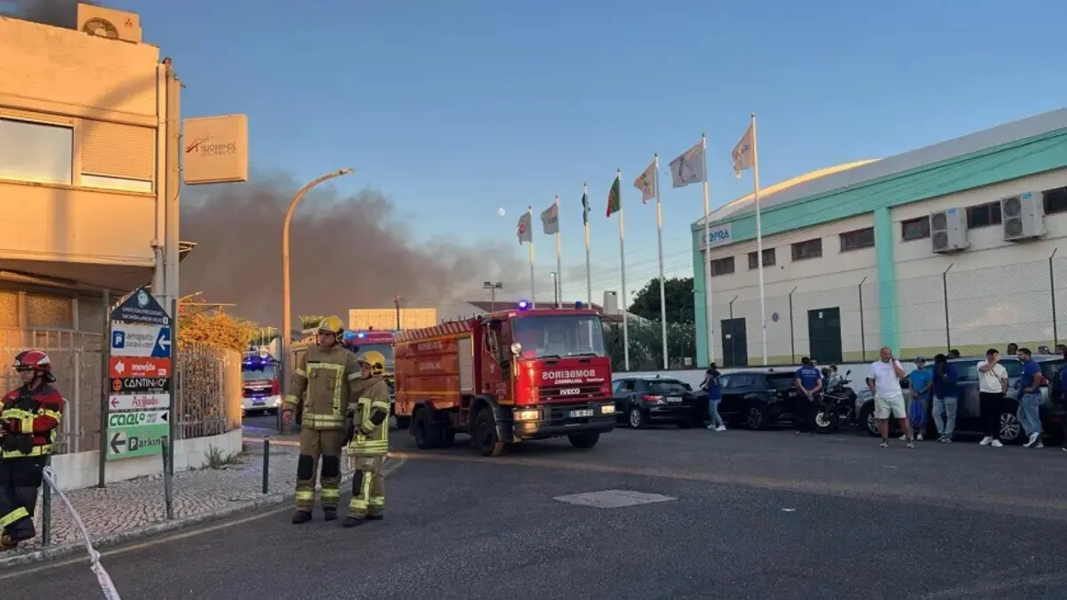 Imagem de contexto do artigo Viaturas atingidas por fogo no Prior Velho. Indemnizações ascendem a 2,85 milhões de euros