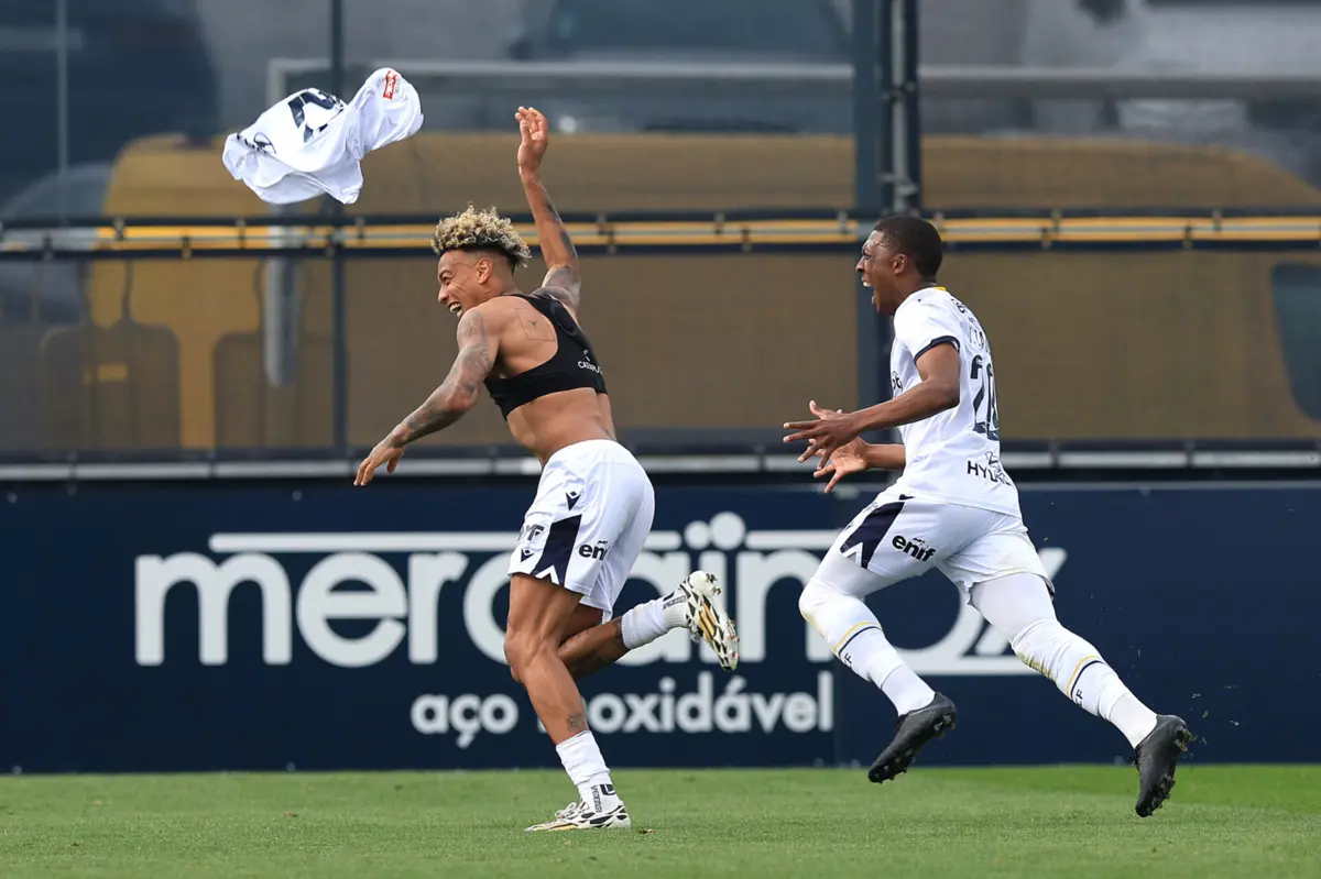 O Famalicão venceu o Vizela por 3-2