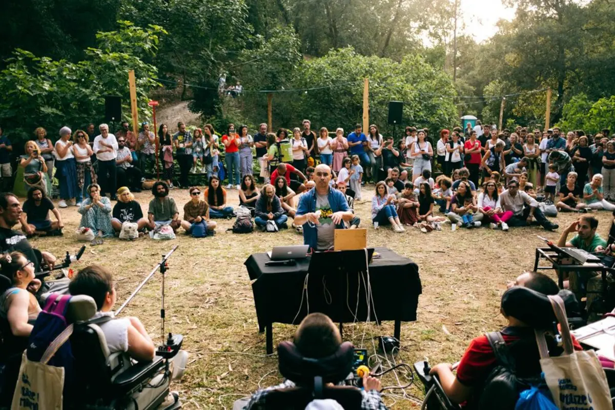 Imagem de contexto do artigo Ligados Às Máquinas, a primeira orquestra de samples do mundo composta por músicos em cadeiras de rodas