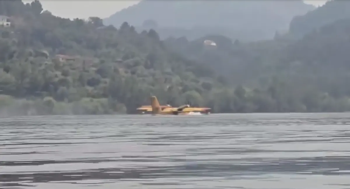 Imagem de contexto do artigo Vídeo: avião amarou no Douro. Aldeia de Canelas cercada pelas chamas, 1500 bombeiros combatem fogos no país