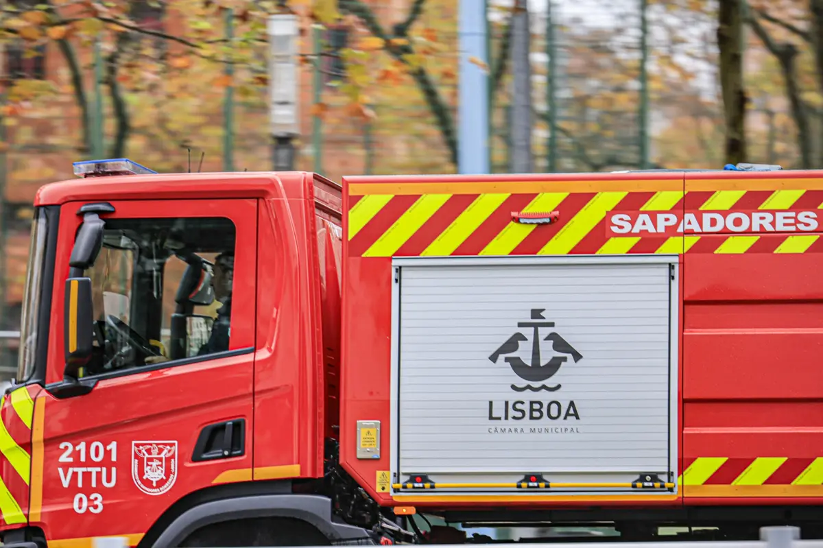 Imagem de contexto do artigo "Só vai parar quando tivermos condições de trabalho": Sapadores Bombeiros de Lisboa no primeiro dia de greve
