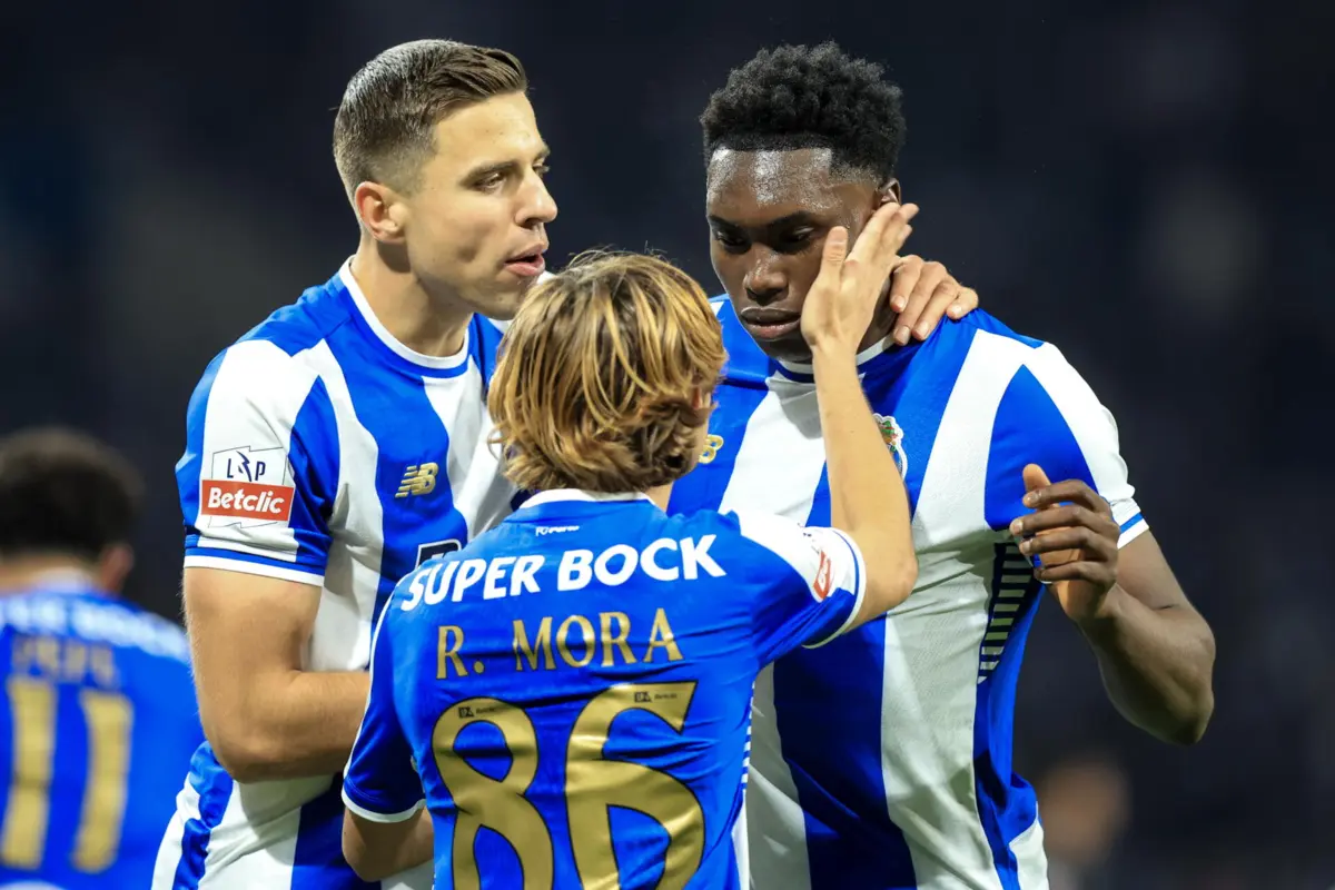 Imagem de contexto do artigo Samu bisa, Estrela ainda assusta: FC Porto vence e continua líder