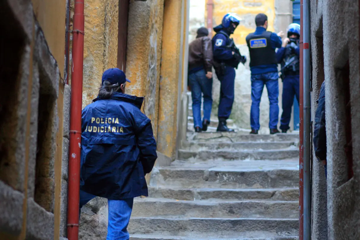 Imagem de contexto do artigo PJ detém duas pessoas em Lisboa com mandados de detenção internacional por associação criminosa