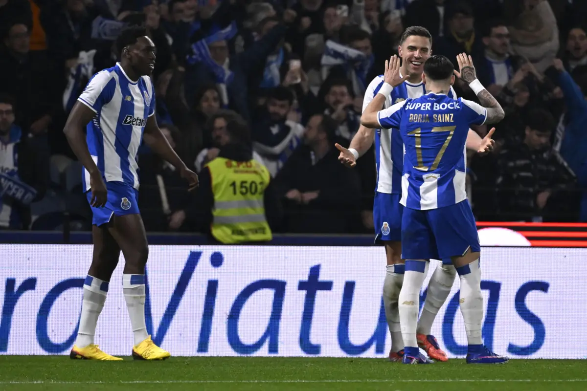 Imagem de contexto do artigo Bednarek faz a diferença em clássico quentinho: FC Porto elimina Benfica e está nas meias da Taça de Portugal. Veja o golo