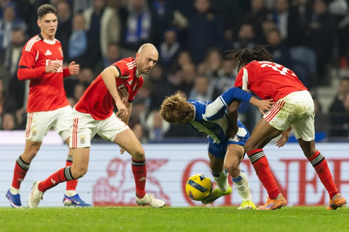 Imagem de contexto do artigo "Obrigados a descalçar-se." Benfica faz queixa por "tratamento vergonhoso" aos adeptos no Dragão