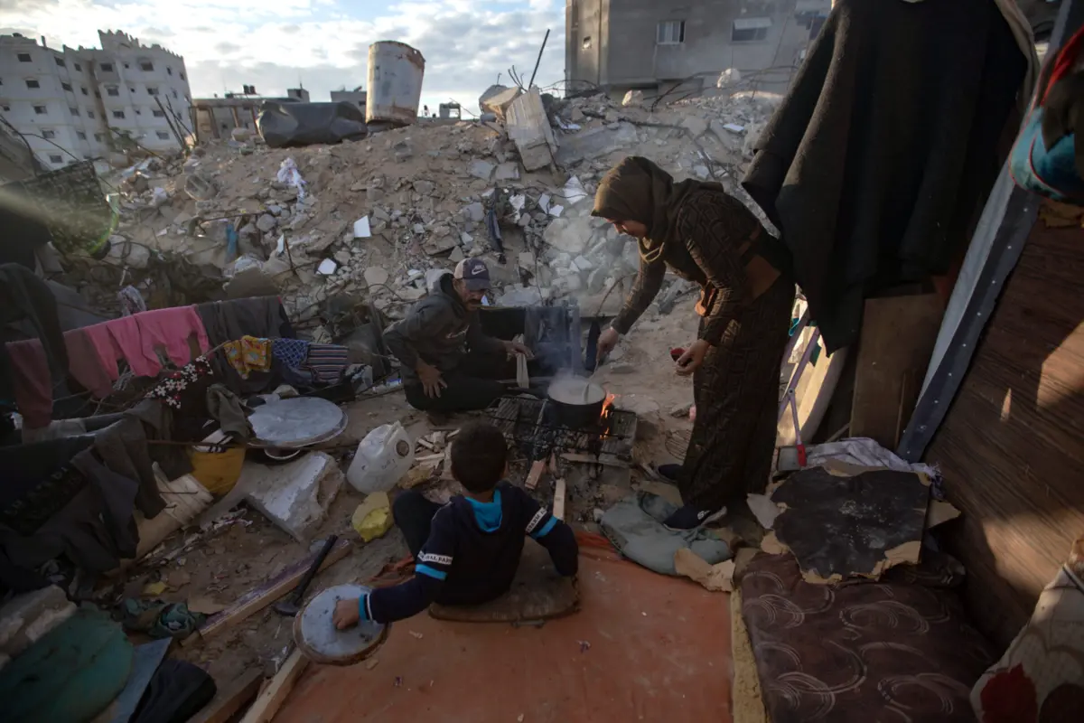 O cessar-fogo na Faixa de Gaza, que deveria vigorar a partir das 08h30 locais (06h30 em Lisboa), foi adiado até divulgação da lista