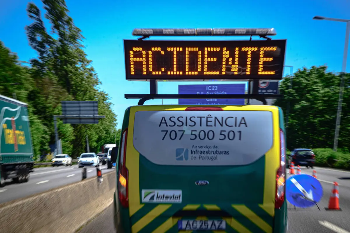 Imagem de contexto do artigo Retomada circulação na Marginal no sentido Cascais-Lisboa. Colisão entre moto e ligeiro faz um morto