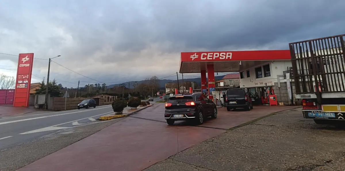 Imagem de contexto do artigo Combustíveis mais baratos em Espanha: "Desde que tirei a carta nunca abasteci em Portugal"