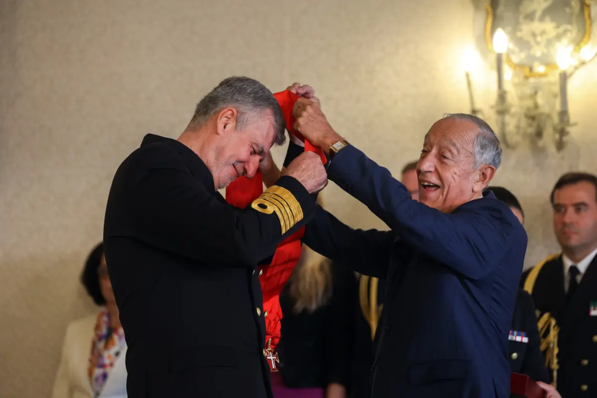 O Presidente da República condecorou esta sexta-feira o almirante Henrique Gouveia e Melo