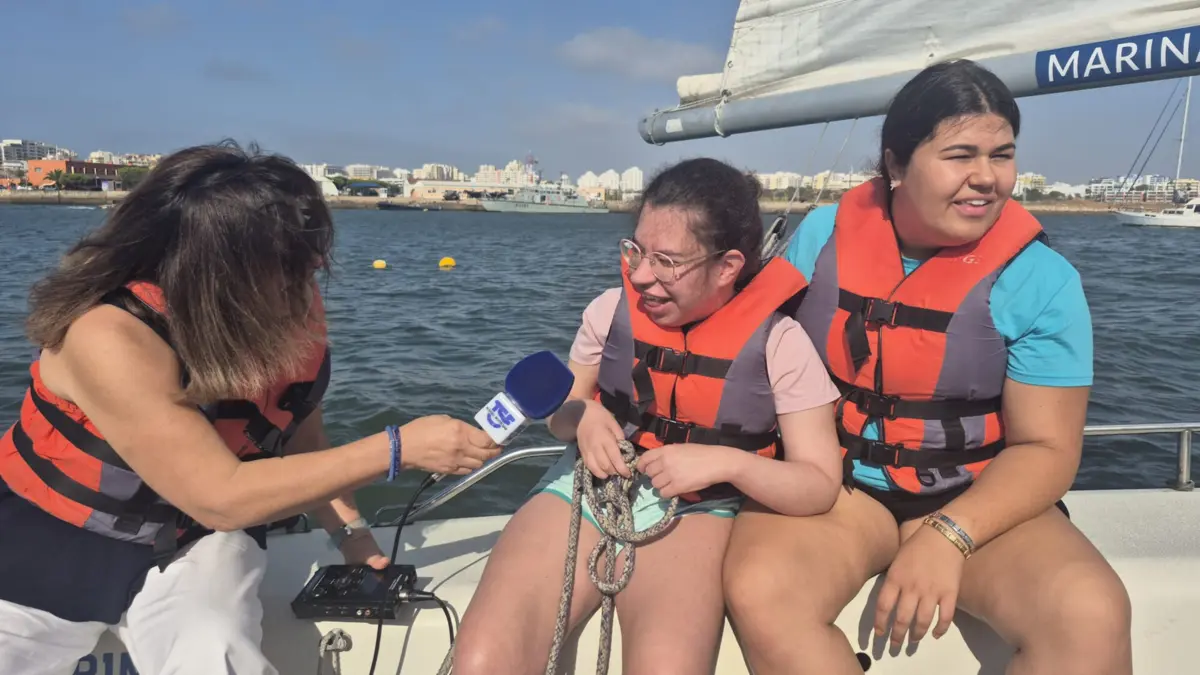Imagem de contexto do artigo Associação algarvia leva jovens com deficiência a viajar de barco: como velejar é ser solidário