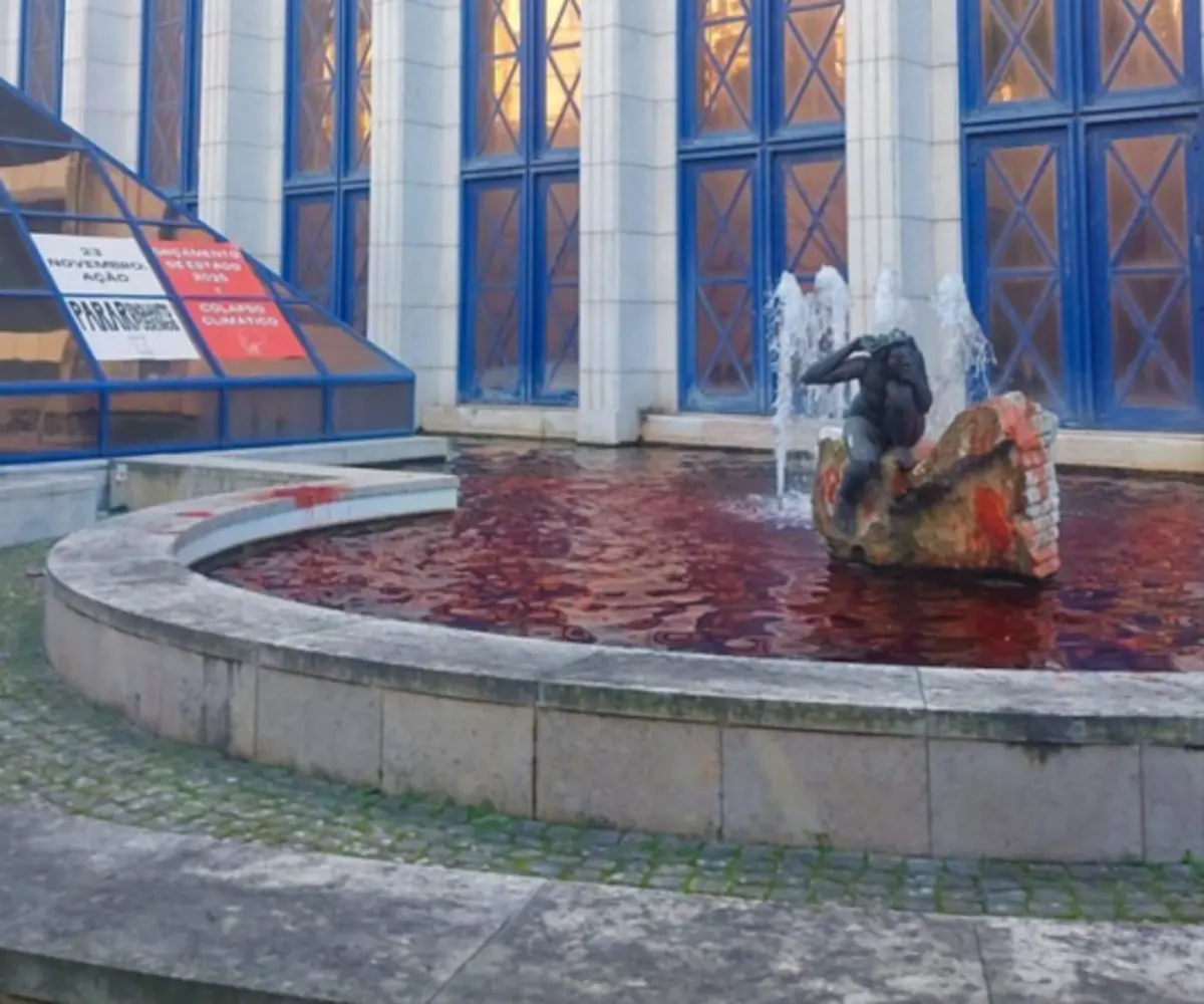 Imagem de contexto do artigo "Jogos de bastidores." Climáximo em protesto contra OE pinta de vermelho água da fonte do edifício da CGD