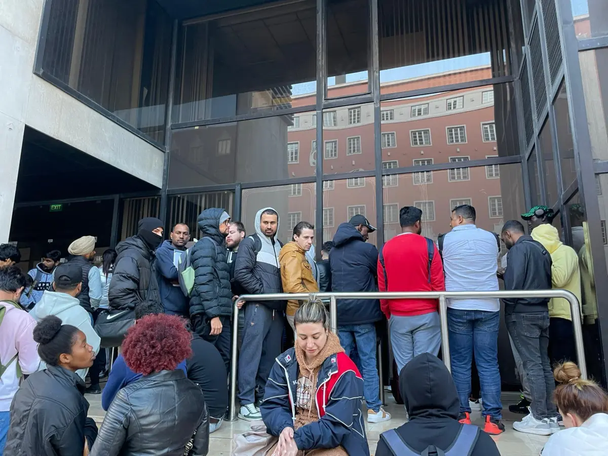 À porta da AIMA estavam imigrantes de várias idades e nacionalidades