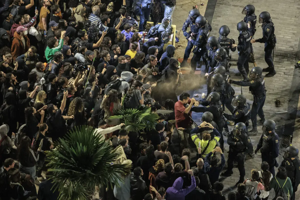 Imagem de contexto do artigo "Tentativa de atear fogo, janelas partidas e vários grafittis." Manifestação em Valência marcada por confronto com a polícia