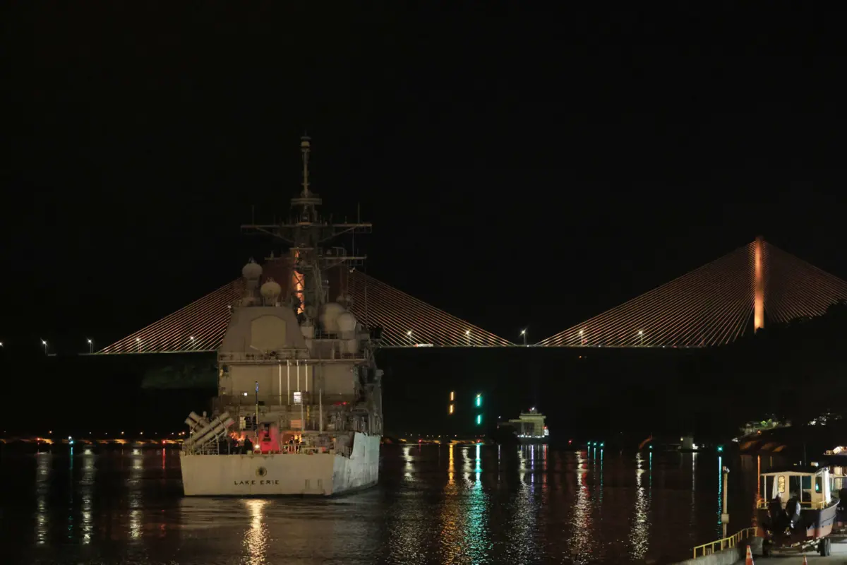 Imagem de contexto do artigo Navio de guerra dos EUA atravessa canal do Panamá em direção às Caraíbas