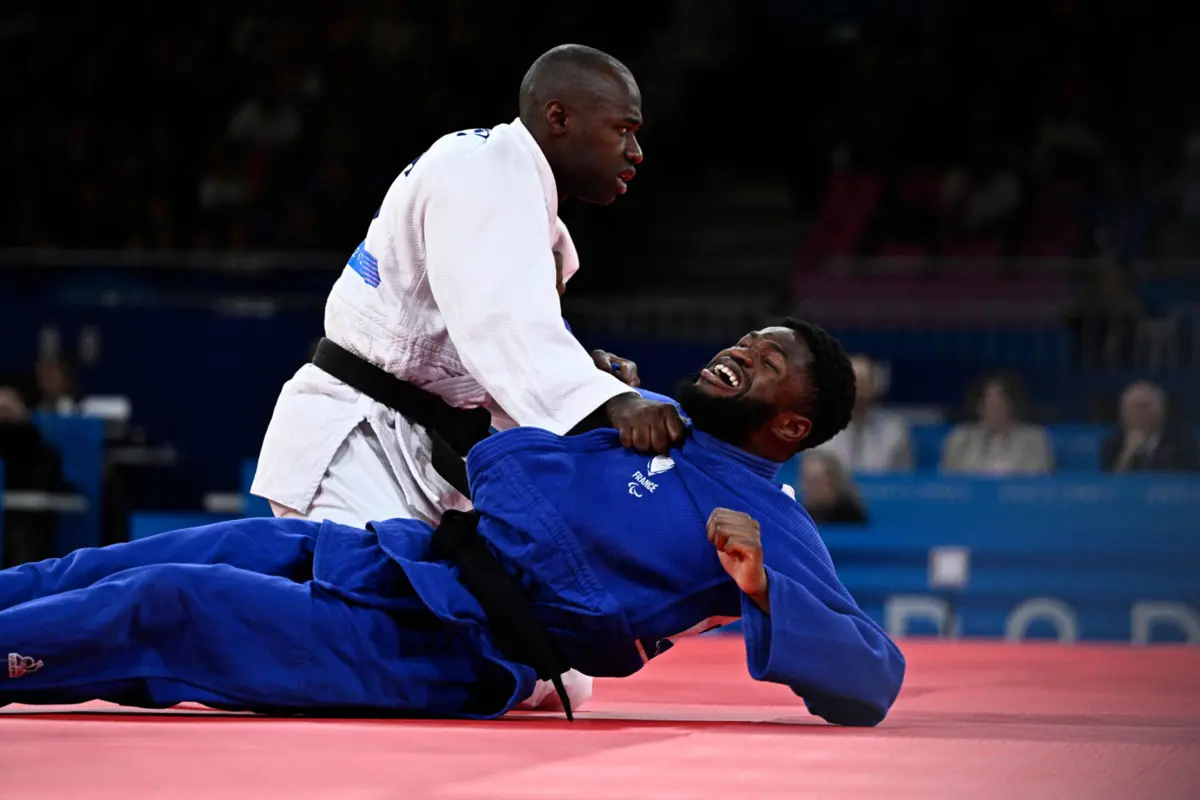 Djibrilo Iafa, de branco