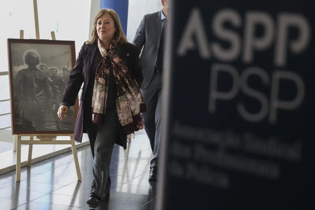 A ministra sublinha a "confiança" na polícia