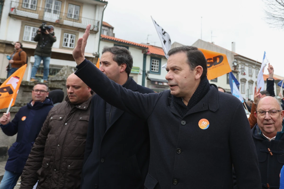 Imagem de contexto do artigo Montenegro quer juntar "a família de Portugal" e travar a emigração de jovens