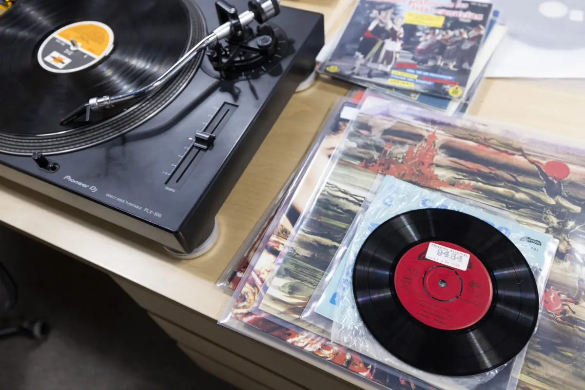 Imagem de contexto do artigo "A resposta analógica à ditadura algorítmica." Fonoteca do Porto faz cinco anos e publica livro para se "ler com o ouvido"