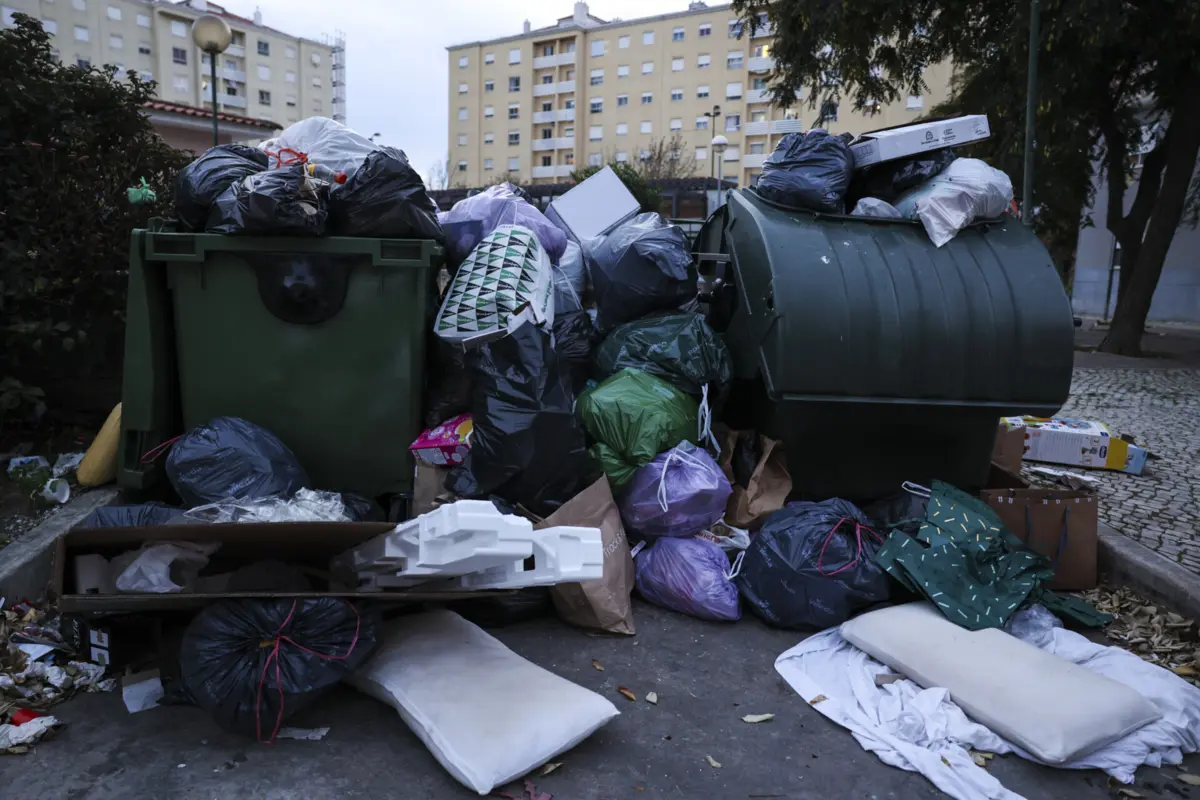 Imagem de contexto do artigo "Grande acumulação de lixo." Câmara de Lisboa admite "dificuldades" no primeiro dia de greve de 24 horas na higiene urbana
