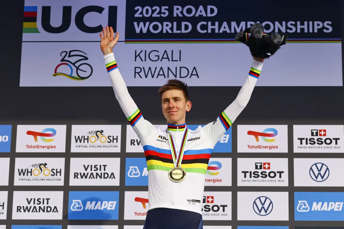 Imagem de contexto do artigo Mundiais de ciclismo. Pogacar atacou de longe para manter o arco-íris, Eulálio termina em nono