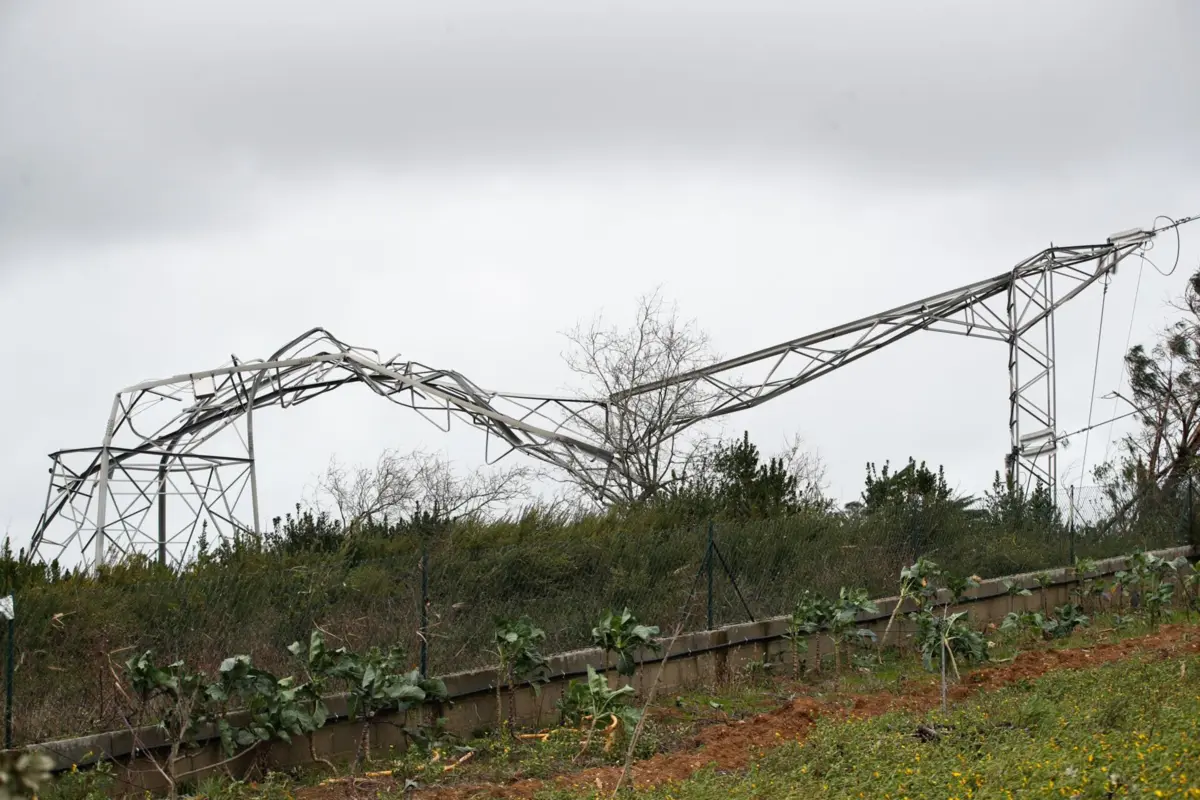 Um poste de alta tensão destruído devido à passagem da depressão Kristin