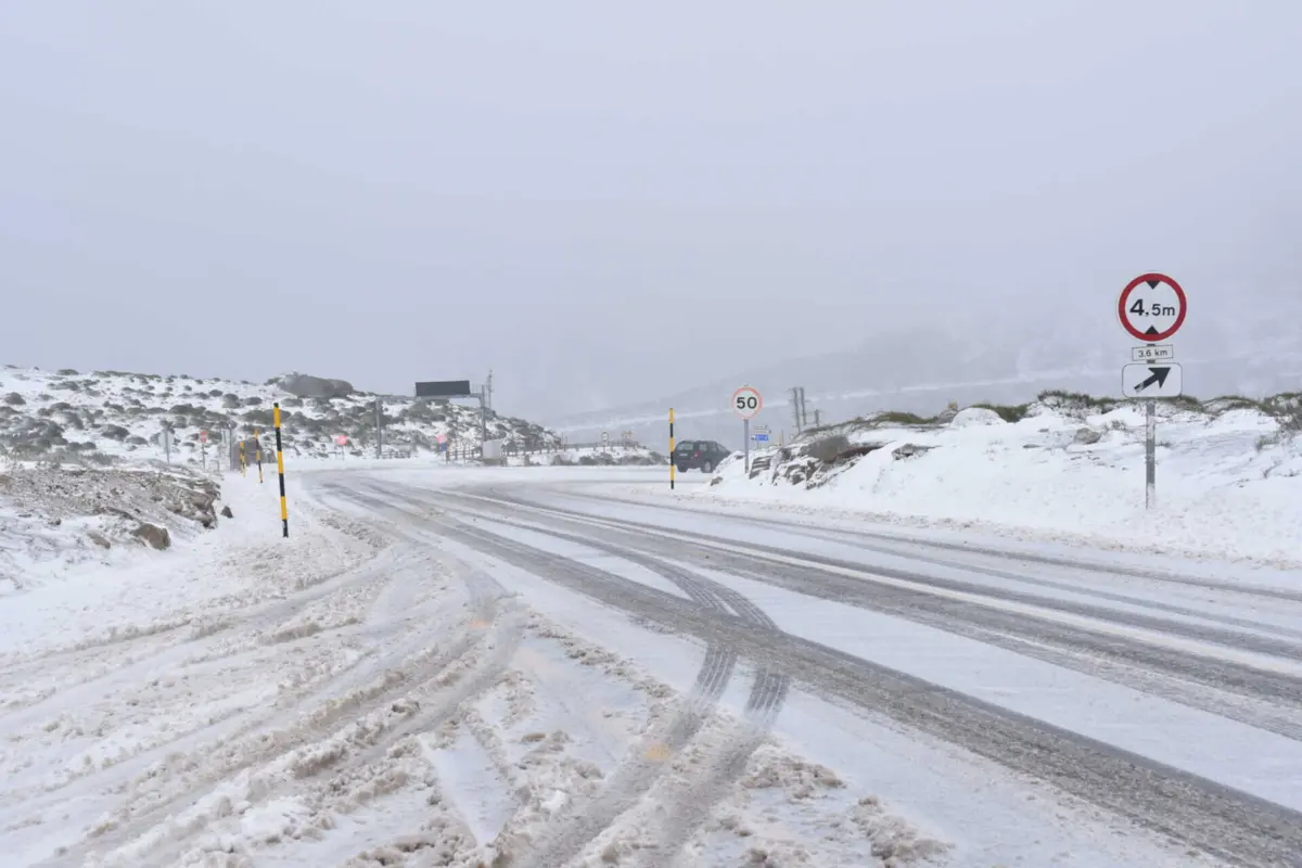 Imagem de contexto do artigo Neve fecha estradas no maciço central da Serra da Estrela