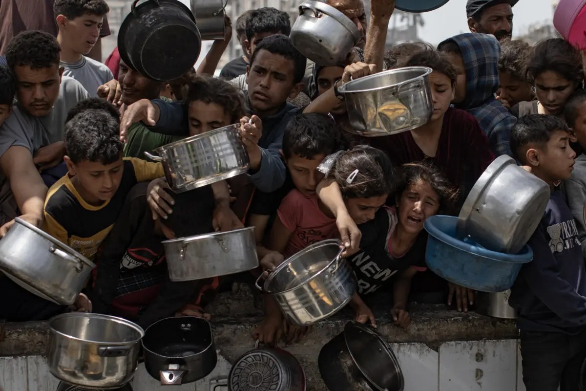 Imagem de contexto do artigo Desesperados por ajuda humanitária, milhares de palestinianos bloquearam e descarregaram dezenas de camiões com alimentos em Gaza