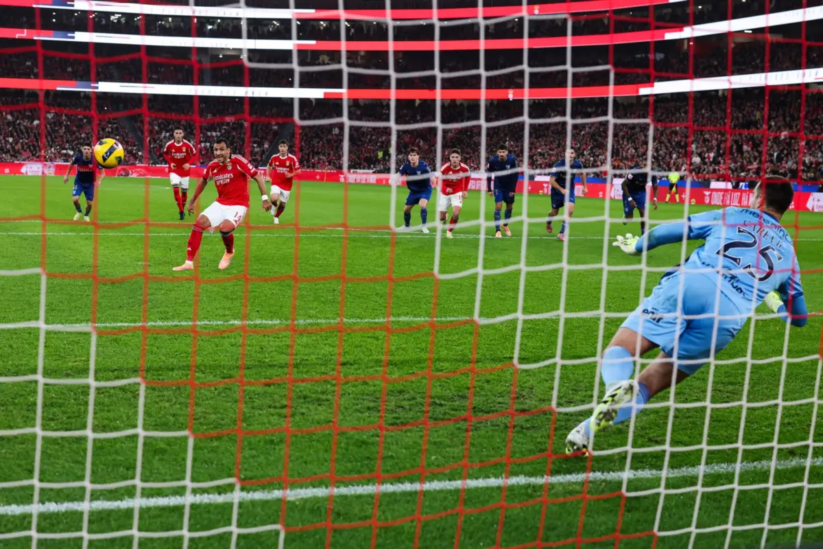 Imagem de contexto do artigo Benfica vence Famalicão graças a penálti de Pavlidis e alcança provisoriamente o Sporting. Veja o golo