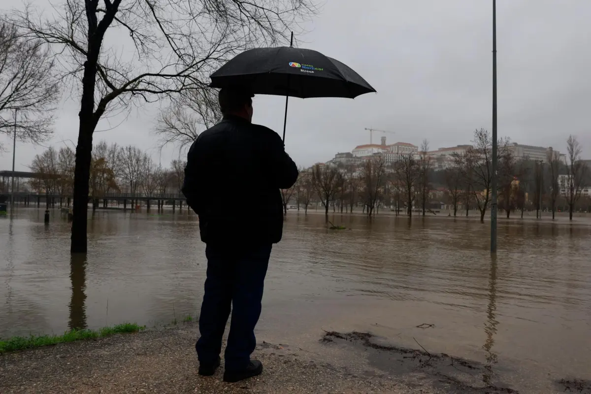 Imagem de contexto do artigo "Estamos de sentinela." Preocupados com risco de "cheia centenária", comerciantes de Coimbra tomam "medidas de prevenção"