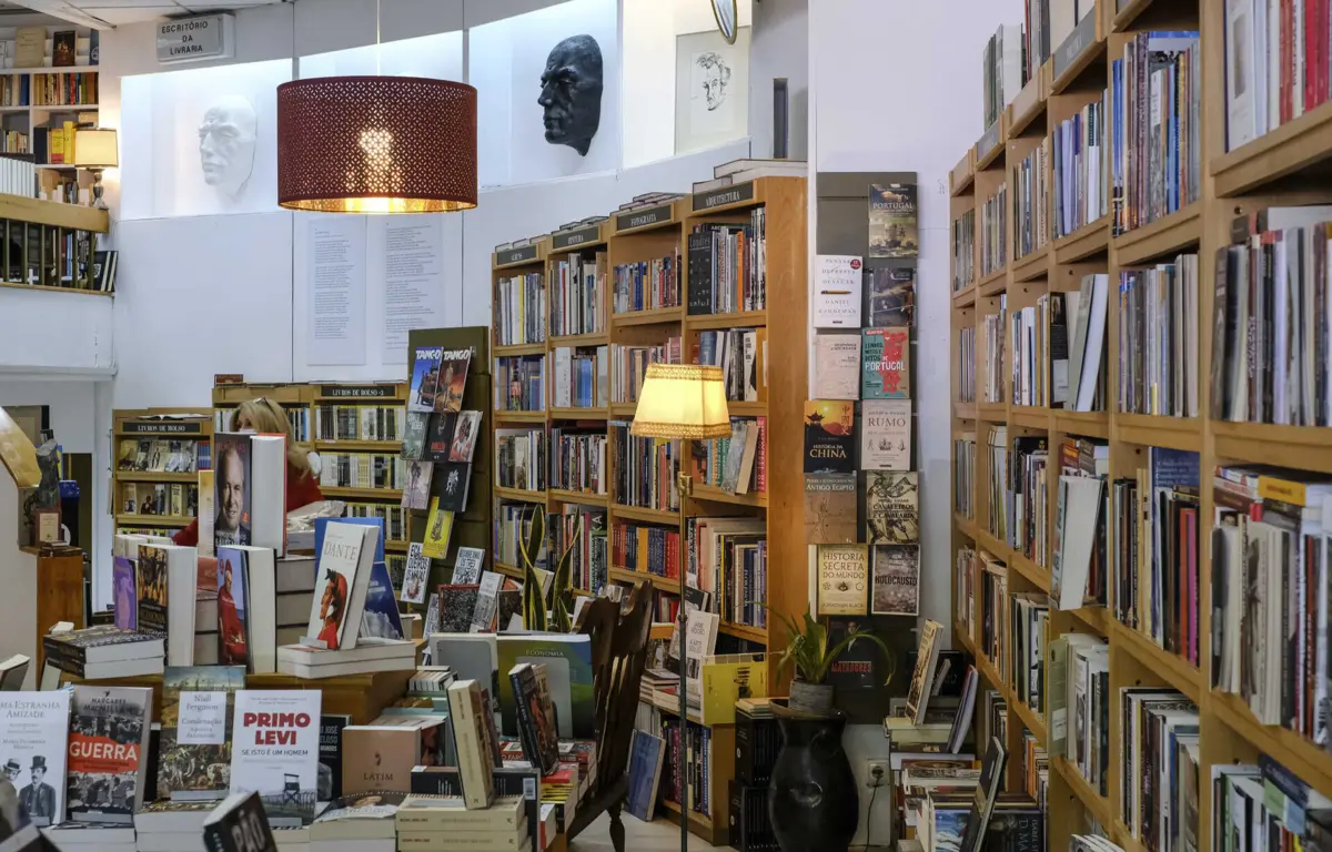 Quanto ao destino dos livros, 82% dos inquiridos admite que compra para consumo próprio, enquanto 44% compra para oferecer