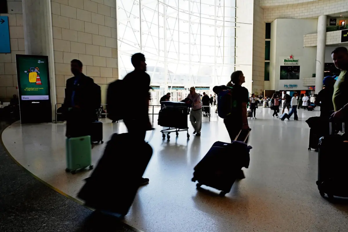 Imagem de contexto do artigo "Servidor por momentos pifou." Governo está a preparar plano de contingência para aeroportos durante o Natal