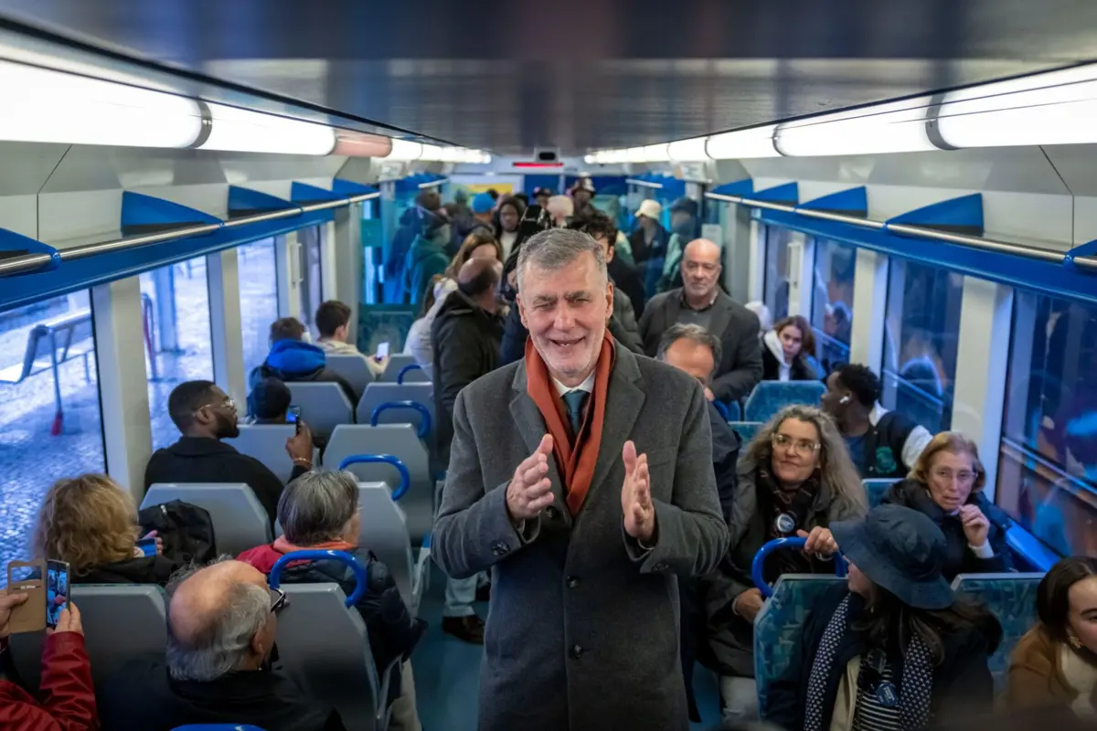 Henrique Gouveia e Melo durante uma viagem de comboio entre Cascais e Lisboa