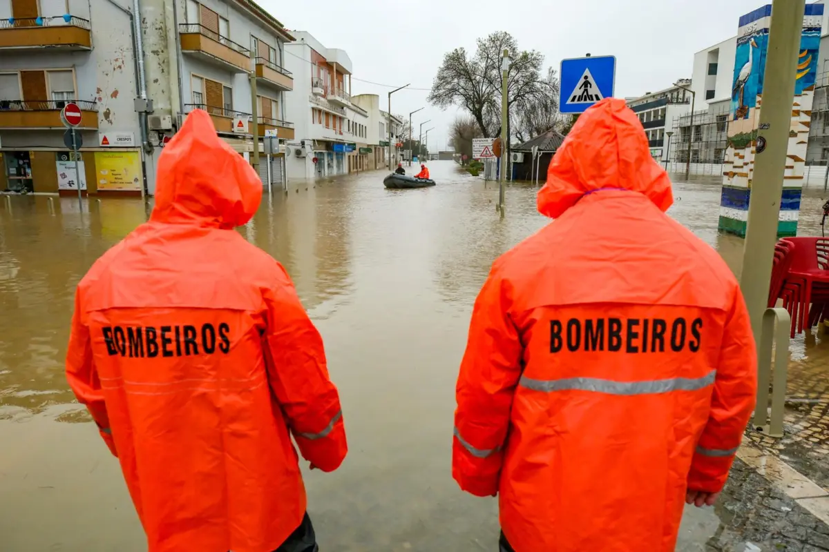 Imagem de contexto do artigo "Kit para 72 horas" por causa da tempestade: água, lanterna e rádio. Saiba o que deve fazer