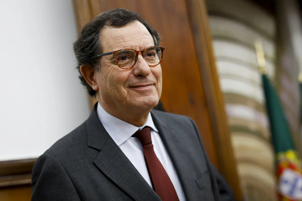 Imagem de contexto do artigo Governo negoceia com Banco Europeu de Investimento financiamento a autarquias para repararem estradas