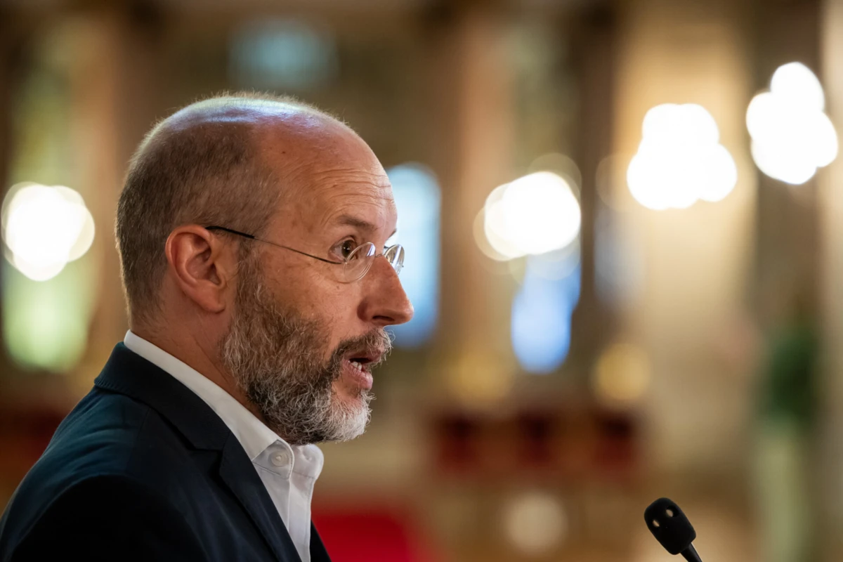 Imagem de contexto do artigo "Há malas que vêm por bem." Livre acusa Chega de querer "passar pelos pingos da chuva" no caso Miguel Arruda
