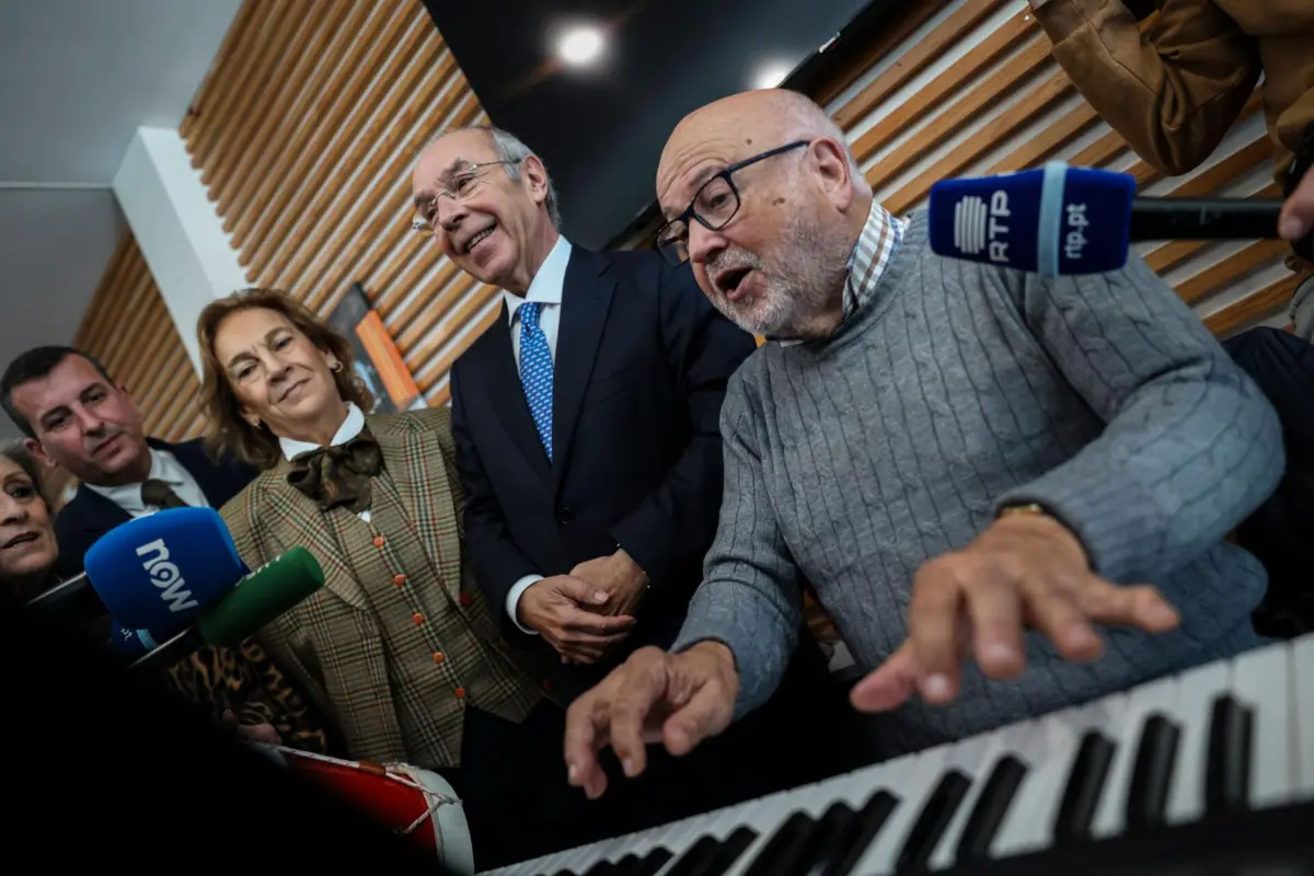 Imagem de contexto do artigo "Comportamentos que parecem cair no ridículo." Marques Mendes acusa Cotrim de ser "um catavento"