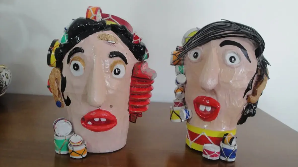 Imagem de contexto do artigo Dia Mundial do Artesanato. Roque "mãozinhas de ouro" cria santos e anjos em cápsulas de café de alumínio