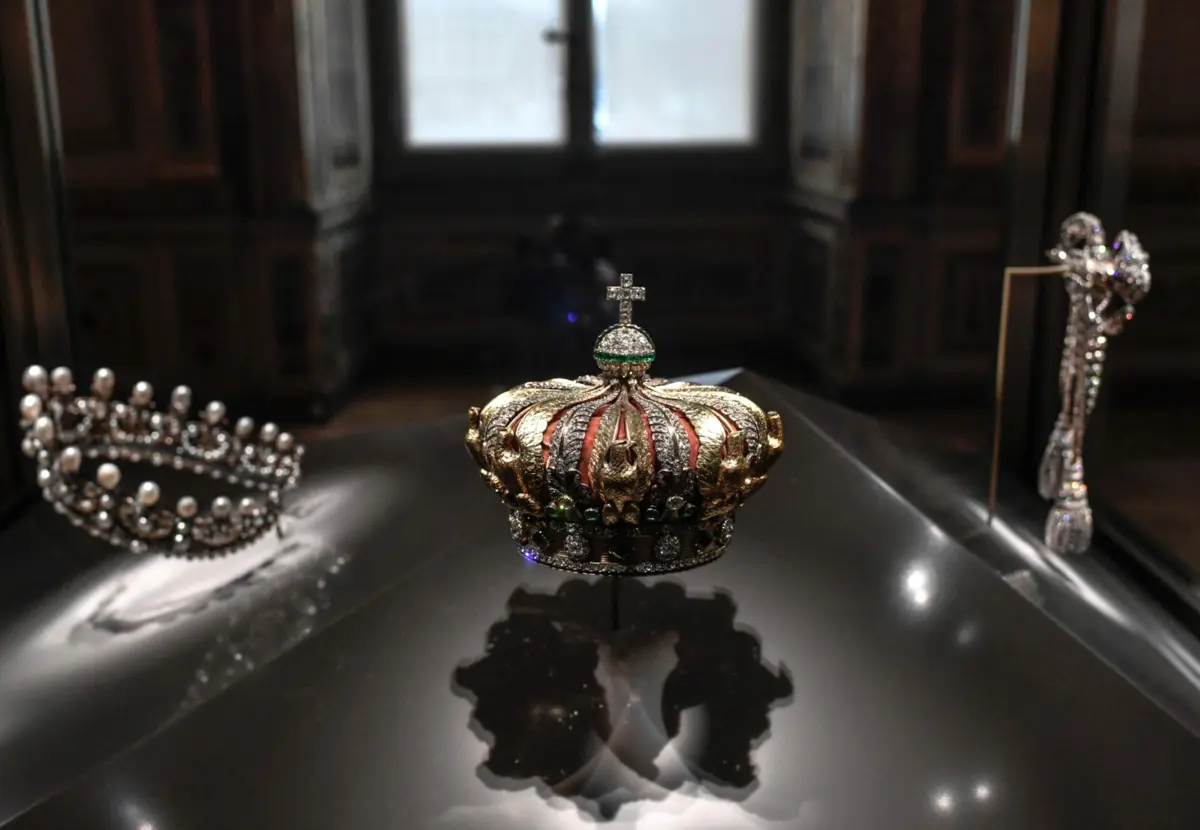 Imagem de contexto do artigo Joias roubadas do Louvre: coroa de diamantes e esmeraldas da imperatriz Eugénia encontrada danificada perto do museu
