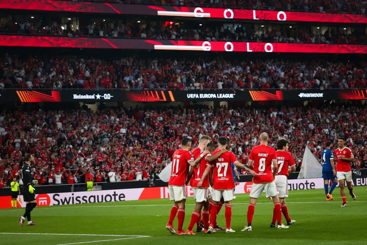 Imagem de contexto do artigo Águia tentou fechar eliminatória, mas António Silva abriu-a. Benfica vence Marselha pela margem mínima