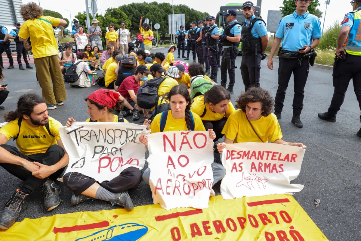 Imagem de contexto do artigo Ativistas climáticos marcham em direção ao aeroporto de Lisboa para "parar os aviões". Há quatro detidos