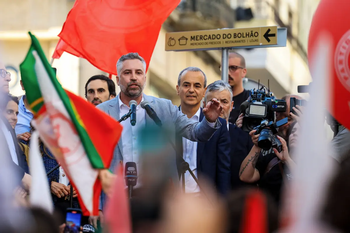 Imagem de contexto do artigo "Nunca vi isto." Pedro Nuno confiante que vai ganhar eleições, em arruada no Porto onde palavra-chave foi "vitória"