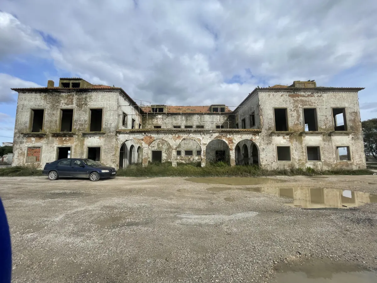 Imagem de contexto do artigo Marca entre Vila Franca de Xira e Porto Alto: abandonada há 40 anos, antiga Estalagem do Gado Bravo pode estar prestes a renascer