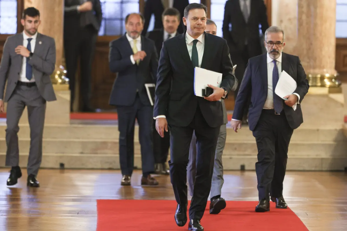 LuÍs Montenegro à chegada para o debate parlamentar preparatório do Conselho Europeu na Assembleia da República